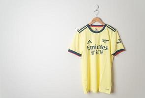 bangkok, tailandia - 18 de enero de 2022 - camiseta del arsenal camiseta de visitante temporada 2021-2022 foto