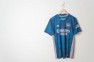 bangkok, tailandia - 18 de enero de 2022 - camiseta del arsenal tercera camiseta temporada 2020-2021 foto