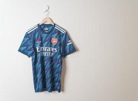 bangkok, tailandia - 18 de enero de 2022 - camiseta del arsenal tercera temporada 2021-2022 foto