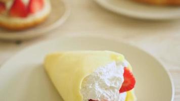 crepe de fresa fresca y crema fresca en el plato video