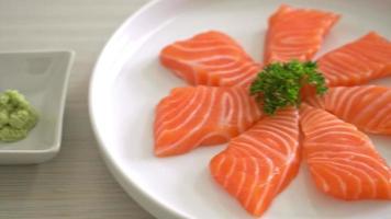 frischer Lachs roher Sashimi - japanischer Essensstil video