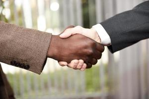 negro, hombre de negocios, sacudarir la mano, con, un, caucásico foto