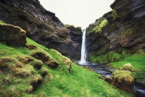 fantástico paisaje de montañas y cascadas en islandia foto