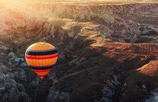 increíble puesta de sol sobre capadocia. hermosos globos de colores. pavo foto