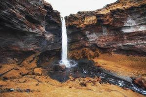 fantástico paisaje de montañas y cascadas en islandia foto