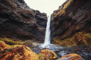 fantástico paisaje de montañas y cascadas en islandia foto