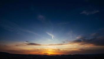 hermoso paisaje de montaña de verano. puesta de sol de color azul. foto