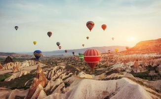 coloridos globos aerostáticos volando sobre el valle rojo en capadocia, foto