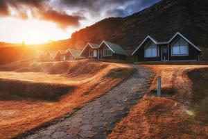 Ciudad de la edad de los edificios al atardecer en Islandia foto