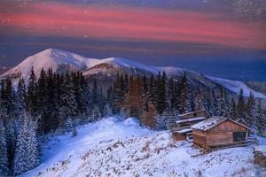 lanshaft fantástico invierno y montañas nevadas. efecto de la vendimia foto