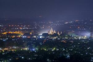 vista del templo de prambanan por la noche foto