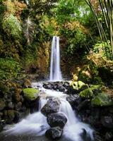 Impresionante cascada de papel tapiz. foto