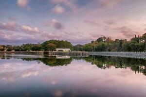 reflejo del embalse natural tambakboyo por la mañana foto