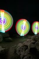 círculo de pintura de luz en la noche. foto