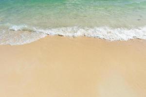 suave ola de mar en el fondo de la playa de arena vacía con espacio de copia foto