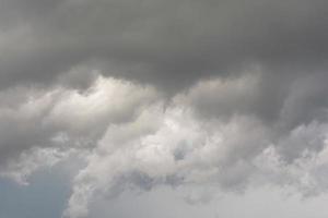 fondo de nubes oscuras. nubes de tormenta dramáticas foto