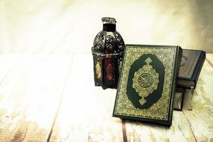 libro sagrado del corán de los musulmanes artículo público de todos los musulmanes sobre la mesa, naturaleza muerta foto