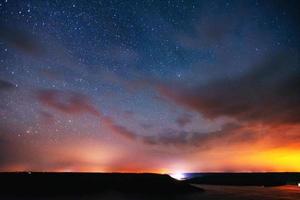 fantástica lluvia de meteoritos de invierno y las montañas nevadas foto