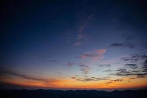 color azul de las montañas durante la puesta de sol. cárpatos, ucrania foto