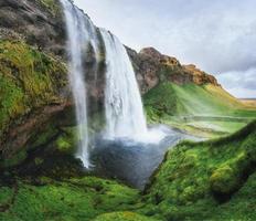 cascada de seljalandfoss. hermoso día soleado de verano foto