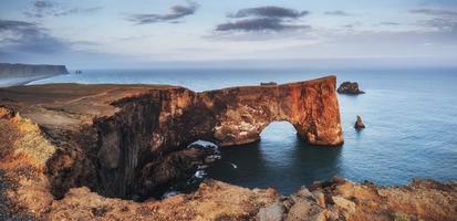 cabo dyrholaey en el sur de islandia. altitud 120 m foto