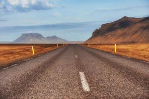 carretera asfaltada a las montañas. mundo de la belleza islandia foto