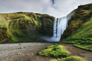 gran cascada skogafoss en el sur de islandia cerca foto