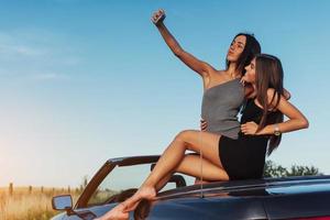 dos hermosas chicas son fotografiadas en la carretera foto