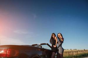 mujeres jóvenes en una sesión de fotos. foto