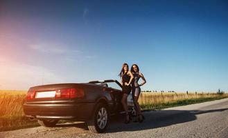 mujeres jóvenes en una sesión de fotos. foto