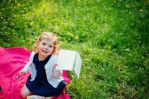 niña feliz en un picnic de verano en el parque. foto