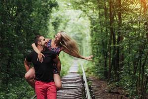 pareja amorosa enamorada túnel camino de hierro foto