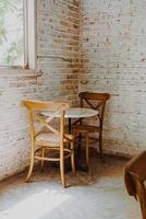 silla de madera vacía y mesa en el restaurante foto