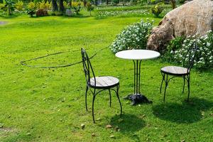 silla y mesa vacías en el jardín foto