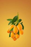 ciruela mariana dulce fresca con hoja aislada en fondo naranja foto