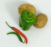 verduras frescas capsicum chillie y patata sobre fondo blanco foto