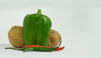 verduras frescas capsicum chillie y patata sobre fondo blanco foto