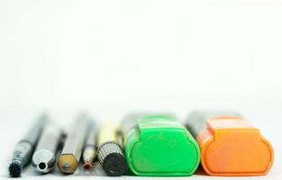 artículos de marcadores con pluma y lápiz