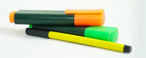 artículos de marcadores con pluma y lápiz foto