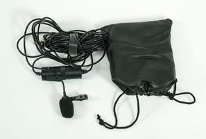 micrófono lavalier en una imagen de micrófono de bolsa en fondo blanco foto