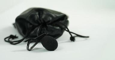 micrófono lavalier en una imagen de micrófono de bolsa en fondo blanco foto