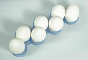huevo en bandeja de huevos de cerca sobre fondo blanco foto