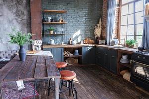 Cocina gris oscuro minimalista clásica escandinava con detalles de madera. elegante decoración de cocina gris moderna tipo loft con un diseño interior limpio y contemporáneo. foto