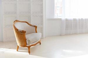 elegante interior de dormitorio tipo loft. amplio apartamento de diseño con paredes claras grandes ventanales y sillón. decoración limpia y moderna con muebles elegantes de estilo escandinavo minimalista. foto