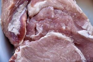 trozos de carne de cerdo fresca en una cacerola foto