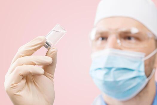 médico sosteniendo una viola con vacuna contra el virus de la corona. foto