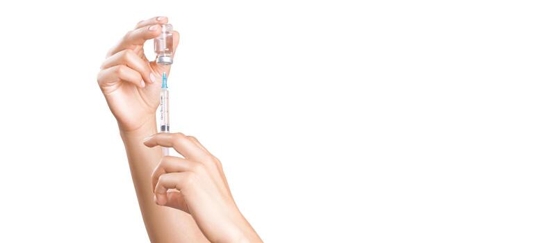 médico sosteniendo una viola con vacuna contra el virus de la corona. foto