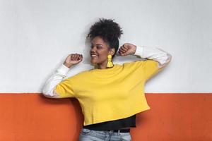 mujer étnica feliz en traje colorido divirtiéndose y bailando foto