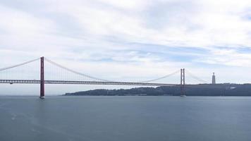 Sequenza timelapse 4k di lisbona, portogallo - il ponte 25 de abril a lisbona durante il giorno video