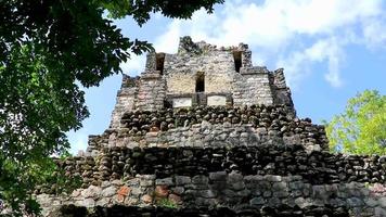 antigo local maia com templo ruínas pirâmides artefatos muyil méxico.